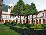 Chiostro con giardino della certosa di Trisulti (FR) - foto Armando Lombardi